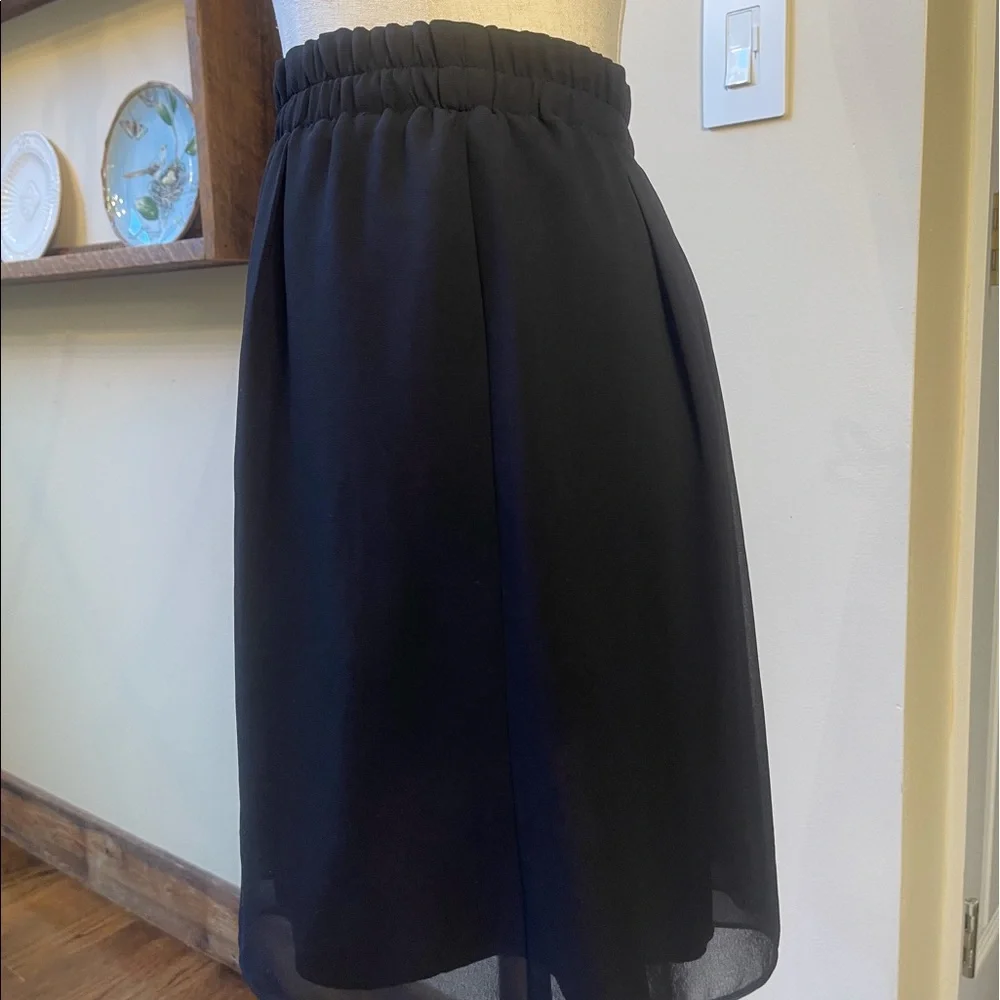 LOFT Medium Black Pleated Front/Back Elastic Wide Band Lined Skirt - Picture 6 of 12